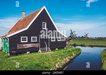 Zaanse Schans, Niederlande - 4. Mai 2022: Traditionelles altes Dorf im wunderschönen Gebiet der Windmühle von Zaanse Schans Stockfoto