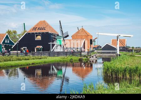 Zaanse Schans, Niederlande - 4. Mai 2022: Traditionelles altes Dorf im wunderschönen Gebiet der Windmühle von Zaanse Schans Stockfoto