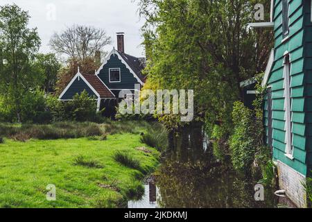 Zaanse Schans, Niederlande - 4. Mai 2022: Traditionelles altes Dorf im wunderschönen Gebiet der Windmühle von Zaanse Schans Stockfoto