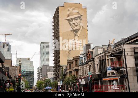 Montreal, Kanada - 13. Juli 2022: Großes Porträt von Leonard Cohen: Der in Kanada geborene Musiker, Sänger, Komponist und Nationalheld, der 2016 starb Stockfoto