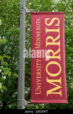 MORRIS, MN, USA - 9. JULI 2022: Campus-Banner und -Logo an der University of Minnesota Morris. Stockfoto