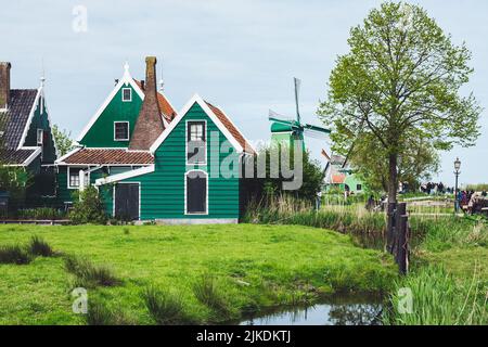 Zaanse Schans, Niederlande - 4. Mai 2022: Traditionelles altes Dorf im wunderschönen Gebiet der Windmühle von Zaanse Schans Stockfoto