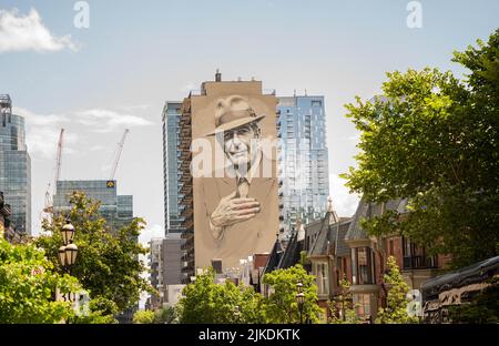 Montreal, Kanada - 13. Juli 2022: Großes Porträt von Leonard Cohen: Der in Kanada geborene Musiker, Sänger, Komponist und Nationalheld, der 2016 starb Stockfoto