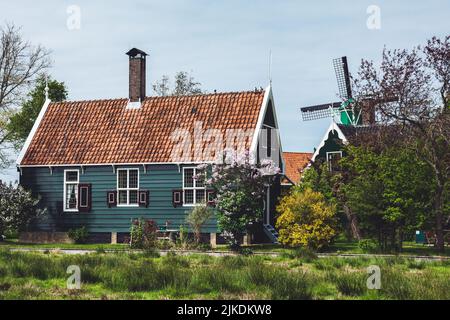 Zaanse Schans, Niederlande - 4. Mai 2022: Traditionelles altes Dorf im wunderschönen Gebiet der Windmühle von Zaanse Schans Stockfoto