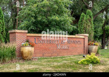 MORRIS, MN, USA - 9. JULI 2022: Eingang und Markenlogo an der University of Minnesota, Morris. Stockfoto