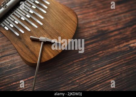 Kalimba ist ein Musikinstrument mit einem hölzernen Resonanzboden und Metallschlüsseln. Stockfoto