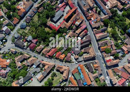 Häuser und Straßen in ländlicher Umgebung von oben gesehen, Dorf, Draufsicht Stockfoto