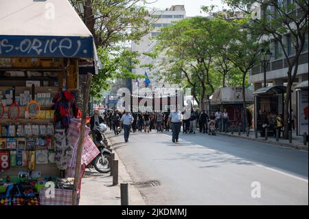 ATHEN, GRIECHENLAND - 14. MAI 2022: Demonstration von Anhängern der rechtsextremen Partei „Goldene Morgenröte“ in Athen in Griechenland Stockfoto