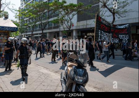 ATHEN, GRIECHENLAND - 14. MAI 2022: Demonstration von Anhängern der rechtsextremen Partei „Goldene Morgenröte“ in Athen in Griechenland Stockfoto