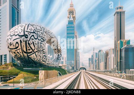U-Bahn zwischen gläsernen Wolkenkratzern in Dubai. Verkehr auf der Straße in Dubai. Museum der Zukunft in Dubai. Skyline mit Stadtbild. Städtischer Hintergrund Stockfoto