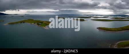 Panoramalandschaft der versunkenen Drumlin-Inseln von Clew Bay in der Grafschaft Mayo im Westen Irlands unter einem bewölkten Himmel Stockfoto