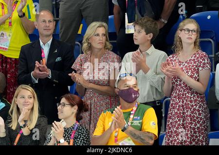 (Von links nach rechts) der Graf und die Gräfin von Wessex, James, Viscount Severn und Lady Louise Windsor applaudieren Athleten am vierten Tag der Commonwealth Games 2022 in Birmingham im Sandwell Aquatics Centre. Bilddatum: Montag, 1. August 2022. Stockfoto