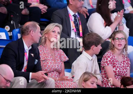 (Von links nach rechts) der Graf und die Gräfin von Wessex, James, Viscount Severn und Lady Louise Windsor applaudieren Athleten am vierten Tag der Commonwealth Games 2022 in Birmingham im Sandwell Aquatics Centre. Bilddatum: Montag, 1. August 2022. Stockfoto