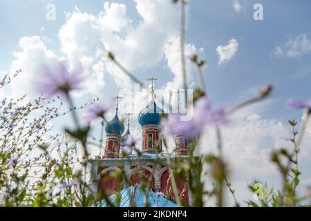 Blick auf die Kirche der Verklärung und der Kasaner Jungfrau (1758) an der linken Küste des Wolga-Flusses in Tutaev-Stadt in der Region Jaroslawl, Russland Stockfoto