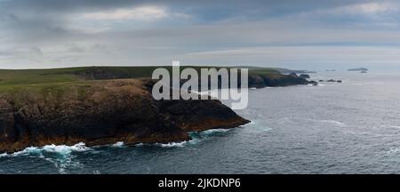 Ein Blick auf die Klippen und die wilde Küste von Erris Head an der Nordspitze der Mullet Peninsula in der Grafschaft Mayo von Irland Stockfoto