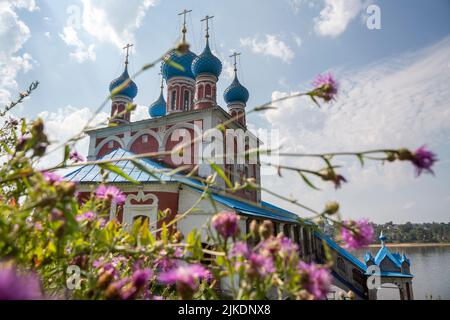 Blick auf die Kirche der Verklärung und der Kasaner Jungfrau (1758) an der linken Küste des Wolga-Flusses in Tutaev-Stadt in der Region Jaroslawl, Russland Stockfoto