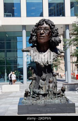 Statut von Betty (Rachel Elizabeth) Campbell, Direktorin. 1934-2017. Central Square, Cardiff. Der erste schwarze Lehrer von Wales. Stockfoto