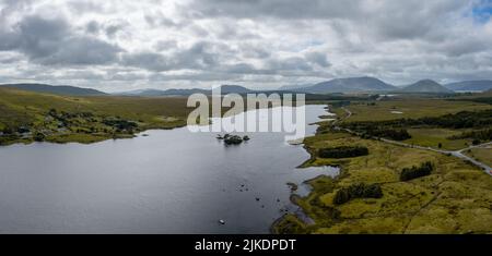 Eine Panoramaansicht des Lough Bofin Sees in der Nähe von Maam Cross in der Grafschaft Galway im Westen Irlands Stockfoto