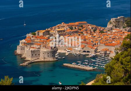DUBROVNIK, KROATIEN, EUROPA - die ummauerte Festungsstadt Dubrovnik, Luftaufnahme, an der Dalmatiner Küste. Stockfoto