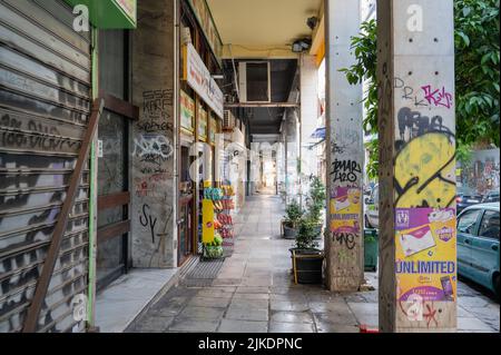 ATHEN, GRIECHENLAND - 14. MAI 2022: Zentrum von Athen Graffiti Street Art rund um Piräus. Gefaltete Handflächen Stockfoto