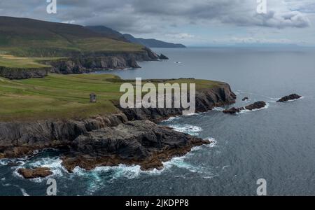 Luftaufnahme der zerklüfteten Küste der Grafschaft Donegal bei Malin Beg mit den Ruinen des napoleonischen Signalturms am Rand der Klippe Stockfoto