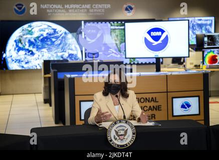 Miami, Usa. 01. August 2022. Die US-Vizepräsidentin Kamala Harris spricht während eines Briefings über die Klimaresilienz, da Gemeinden mit Klimarisiken wie Hurrikanen, Überschwemmungen, Dürren, extremer Hitze und Waldbränden konfrontiert sind, Am Montag, den 1. August 2022, im National-Zentrum für den US-amerikanischen Bundesstaat Miami, Florida. Foto von Cristobal Herrera-Ulashkevich/UPI Credit: UPI/Alamy Live News Stockfoto
