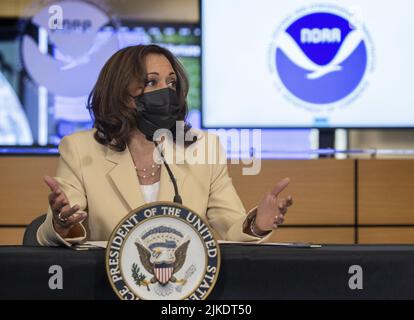 Miami, Usa. 01. August 2022. Die US-Vizepräsidentin Kamala Harris spricht während eines Briefings über die Klimaresilienz, da Gemeinden mit Klimarisiken wie Hurrikanen, Überschwemmungen, Dürren, extremer Hitze und Waldbränden konfrontiert sind, Am Montag, den 1. August 2022, im National-Zentrum für den US-amerikanischen Bundesstaat Miami, Florida. Foto von Cristobal Herrera-Ulashkevich/UPI Credit: UPI/Alamy Live News Stockfoto