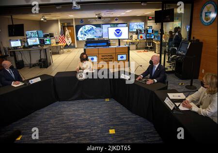 US-Vizepräsidentin Kamala Harris (C) spricht während einer Briefing über die Klimaresilienz, da Gemeinden mit Klimarisiken wie Hurrikanen, Überschwemmungen, Dürren, extremer Hitze und Waldbränden am National Hurricane Center in Miami, Florida, USA, 01. August 2022 konfrontiert sind. Neben Harris befinden sich von links der NOAA-Administrator (National Oceanic and Atmospheric Administration) Richard Spinrad, der US-Minister für Heimatschutz Alejandro Mayorkas und Deanne Criswell, die Leiterin der Federal Emergency Management Agency (FEMA). Stockfoto