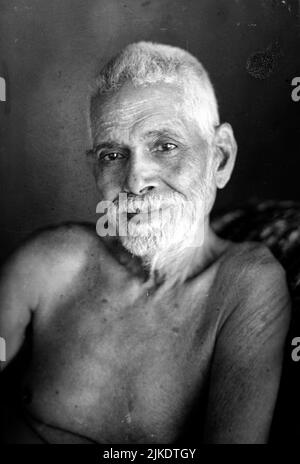 Schwarz-Weiß-Foto-Porträt des indischen Weisen Sri Ramana Maharshi, aufgenommen von C.G Welling im Jahr 1948, Tiruvannamalai, Indien Stockfoto