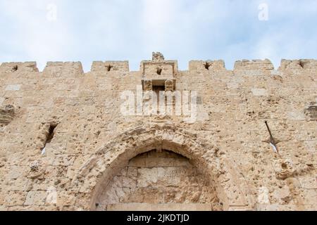 Der obere Teil des Zionstors, eines der sieben Tore der Altstadt Jerusalems. Es gibt viele Einschusslöcher, die deutlich auf dem Stein zu sehen sind. Stockfoto