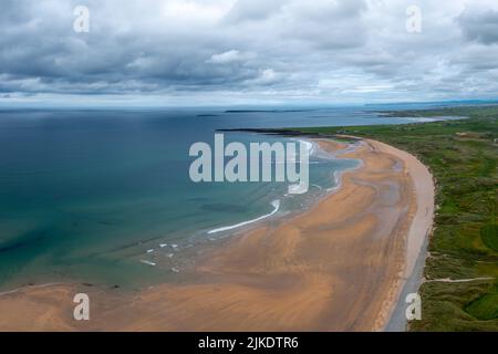 Eine Luftaufnahme von Doughmore Bay und Beach in der Grafschaft Clare im Westen Irlands Stockfoto