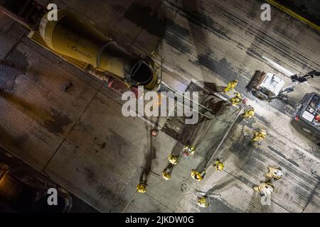 Luftaufnahme der Straßenreparatur bei Nacht, Philadelphia, Pennsylvania, USA Stockfoto
