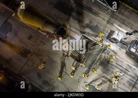 Luftaufnahme der Straßenreparatur bei Nacht, Philadelphia, Pennsylvania, USA Stockfoto