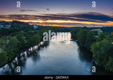 Blick auf den Schuylkill River bei Conshohocken Pennsylvania bei Sonnenuntergang aus der Vogelperspektive. Stockfoto