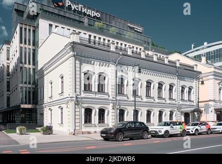 Ansicht eines alten Herrenhauses, ehemaliges profitables Haus aus dem Jahr 1864, Malaya Dmitrovka Straße, Wahrzeichen: Moskau, Russland - 22. Juli 2022 Stockfoto