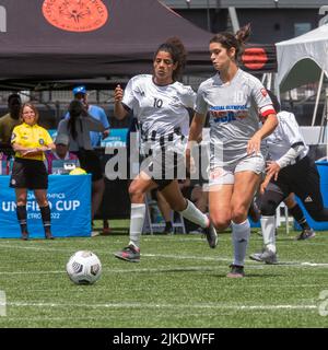 Detroit, Michigan, USA. 31.. Juli 2022. Die Damen-Teams der Vereinigten Staaten und Ägyptens spielten das erste Spiel beim Fußballturnier Special Olympics Unified Cup (Fußball) 2022. Der Unified Cup vereint Athleten mit und ohne intellektuelle Behinderungen als Teamkollegen. Kredit: Jim West/Alamy Live Nachrichten Stockfoto