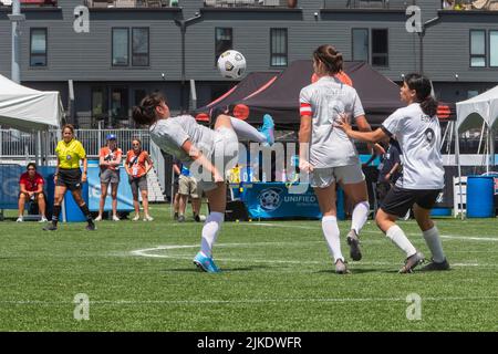 Detroit, Michigan, USA. 31.. Juli 2022. Die Damen-Teams der Vereinigten Staaten und Ägyptens spielten das erste Spiel beim Fußballturnier Special Olympics Unified Cup (Fußball) 2022. Der Unified Cup vereint Athleten mit und ohne intellektuelle Behinderungen als Teamkollegen. Kredit: Jim West/Alamy Live Nachrichten Stockfoto