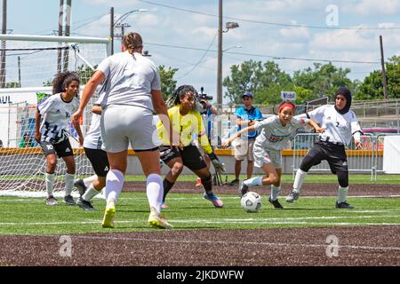 Detroit, Michigan, USA. 31.. Juli 2022. Die Damen-Teams der Vereinigten Staaten und Ägyptens spielten das erste Spiel beim Fußballturnier Special Olympics Unified Cup (Fußball) 2022. Der Unified Cup vereint Athleten mit und ohne intellektuelle Behinderungen als Teamkollegen. Kredit: Jim West/Alamy Live Nachrichten Stockfoto