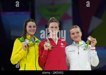 Die Engländerin Abbie Wood mit ihrer Bronzemedaille (rechts), die Australerin Kaylee McKeown mit ihrer Silbermedaille (links) und die kanadische Summer McIntosh mit ihrer Goldmedaille nach dem Medley-Finale der Frauen 200m im Sandwell Aquatics Center am vierten Tag der Commonwealth Games 2022 in Birmingham. Bilddatum: Montag, 1. August 2022. Stockfoto