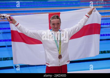 Die Engländerin Abbie Wood mit ihrer Bronzemedaille nach dem 200m-köpfigen Medley der Frauen im Sandwell Aquatics Center am vierten Tag der Commonwealth Games 2022 in Birmingham. Bilddatum: Montag, 1. August 2022. Stockfoto