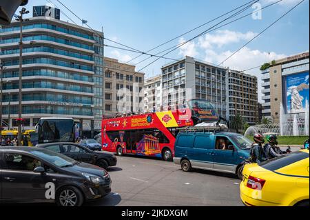 ATHEN, GRIECHENLAND - 14. MAI 2022: Gruppe von Touristen, die eine Tour auf dem offenen Doppeldeckerbus Omonia Square machen Stockfoto