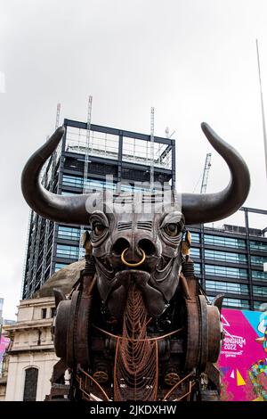 10 m hoher Mechanical Bull, das Herzstück der Eröffnungszeremonie der Commonwealth Games 2022. Jetzt auf dem Centenary Square in Birmingham zu sehen. Stockfoto