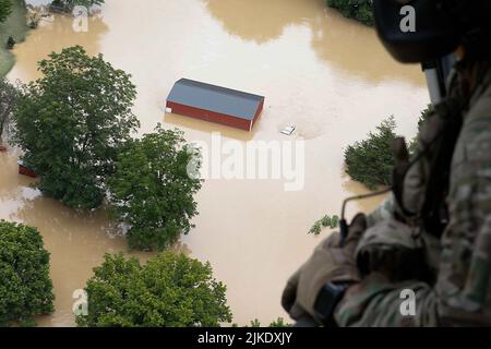 Eastern Kentucky, USA. 29.. Juli 2022. Eine Flugmannschaft der Kentucky National Guard vom 2/147. Bravo Co. Unterstützt die Hochwasserhilfe als Reaktion auf einen erklärten Ausnahmezustand im Osten von Kentucky. (Bild: © Sgt. Jessica Elbouab/Army National Guard via ZUMA Press Wire Service) Stockfoto