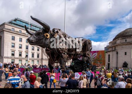 10 m hoher Mechanical Bull, das Herzstück der Eröffnungszeremonie der Commonwealth Games 2022. Jetzt auf dem Centenary Square in Birmingham zu sehen. Stockfoto