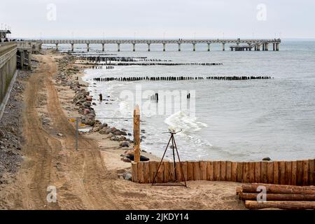 Zelenogradsk, Russland - 15. Oktober 2016. Bau von Wasserschneidern aus Baumstämmen an der Küste Stockfoto