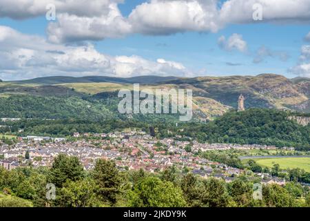 Das Wallace Monument auf der Abbey Craig, das von Stirling Castle aus auf der anderen Seite der Stadt gesehen wird, mit den Ochil Hills im Hintergrund. Stockfoto