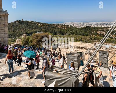 ATHEN, GRIECHENLAND - 14. MAI 2022: Eine Touristenschar stürmt die Akropolis nach ihrer Eröffnung. Sonniger Tag. Stockfoto