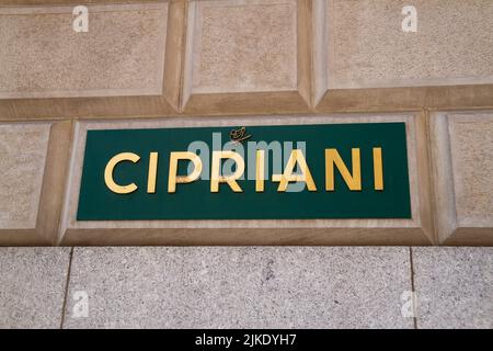 New York City, NY, USA April 29 2022: Cipriani Restaurant Schild an 25 Broadway im Lower Manhattan Financial District. Das italienische Restaurant Cipriani ist fa Stockfoto