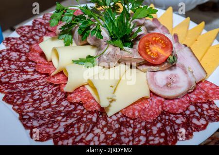 Ein Teller mit kalten Vorspeisen mit verschiedenen Würstchen, Fleisch und Käse Stockfoto