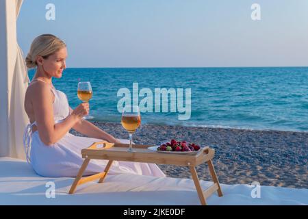 Getränke Tablett Wein Meer Rest Restaurant zwei copyspace stieg sonnig, aus var Hintergrund zum Entspannen von Picknick-Wasser, Feier Weinglas. Wochenende ansehen Stockfoto